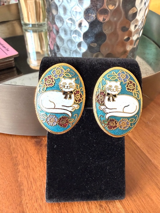 White Cat Cloisonne Clip on Earrings - Picture 4 of 5